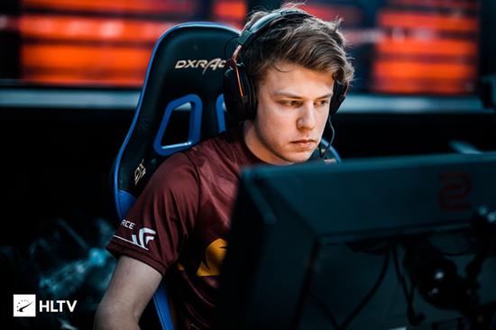 LOL新年福利活动“时空拼团”上线 1块钱就有机会喜提“龙虾”！